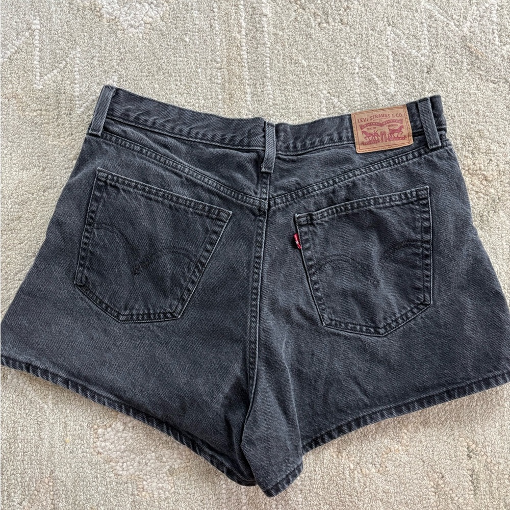 Women's Black Levi high waisted mom Denim Shorts - Picture 3 of 4